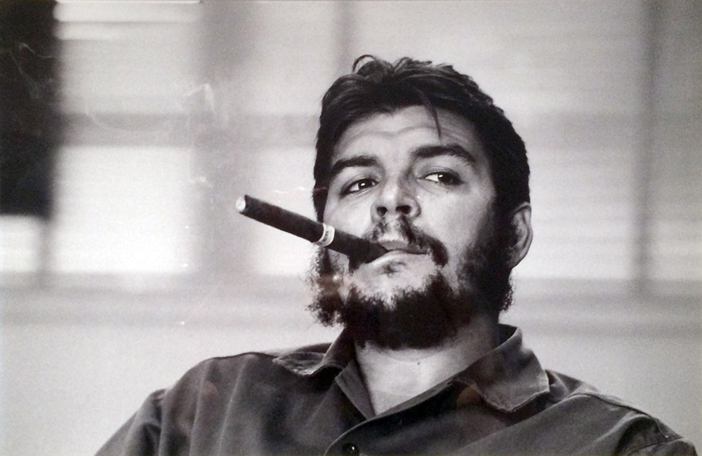 Che Guevara smoking a cigar